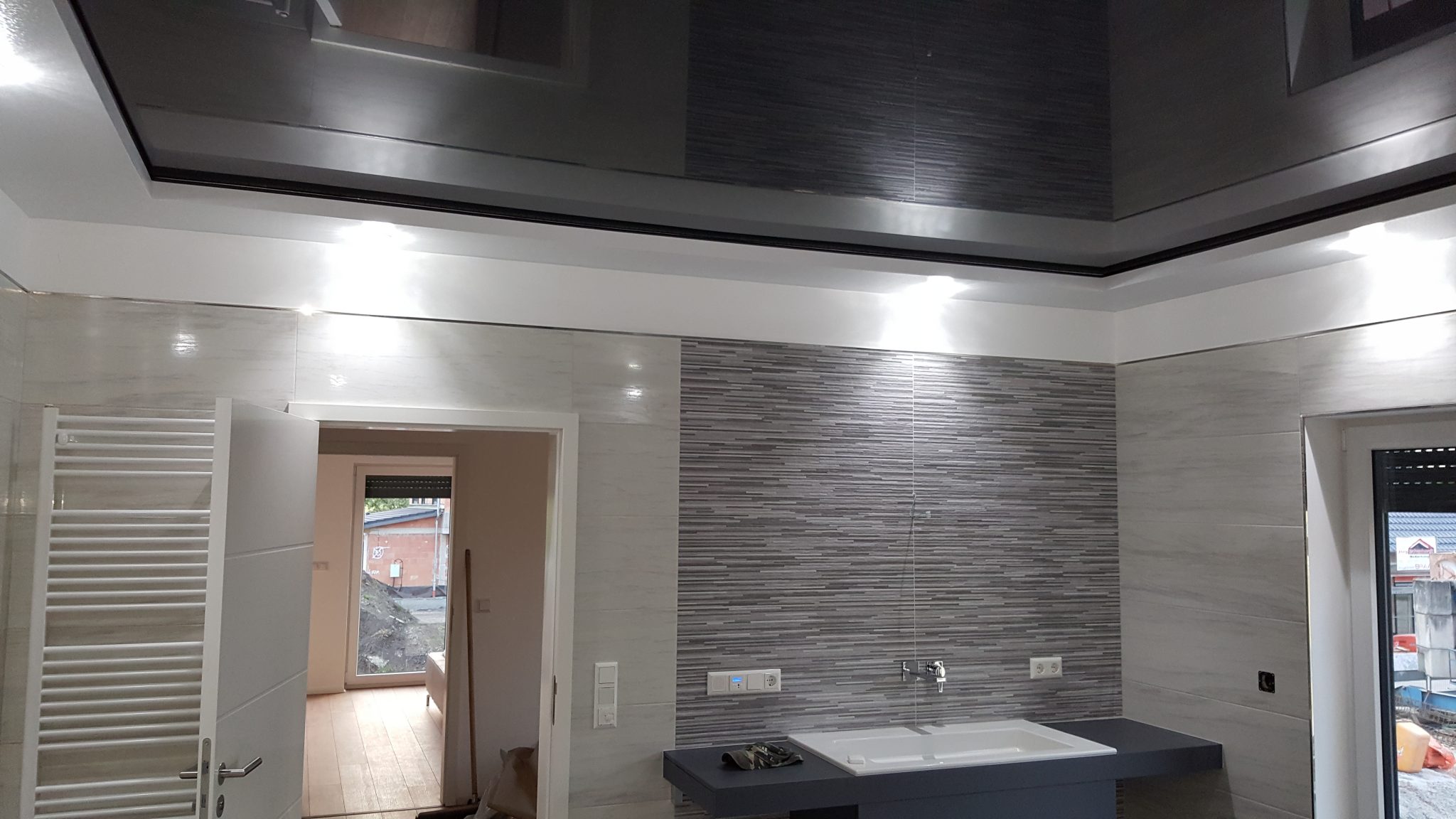 Elegante Spanndecke mit LED-Beleuchtung